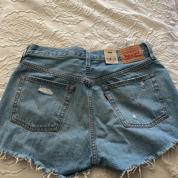 BRAND NEW Levis Denim shorts - Picture 2 of 2